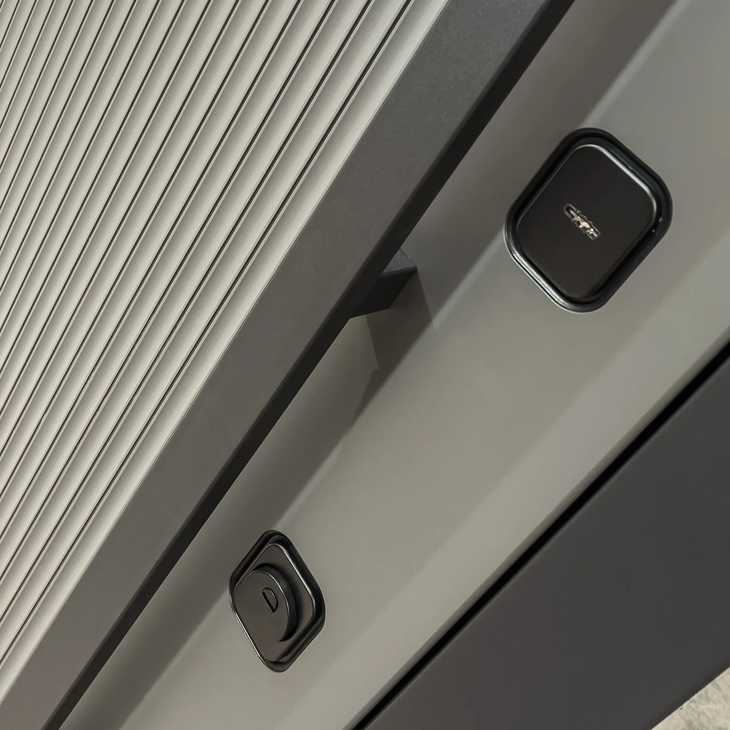 Входная дверь Термолаб 1 тепло с зеркалом 18 - Белое дерево
